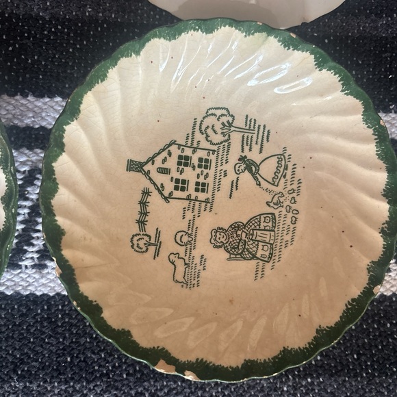 Set of Vintage Green and Cream Decorative Plates - Picture 4 of 10